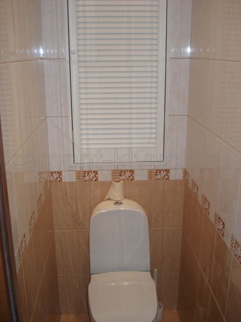 Установка унитаза, вид готовой туалетной комнаты после ремонта